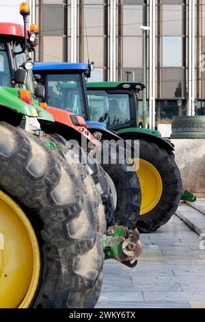 Trattori agricoli di stanza davanti al Parlamento greco durante la protesta degli agricoltori greci contro la crisi reale del settore agricolo. Foto Stock