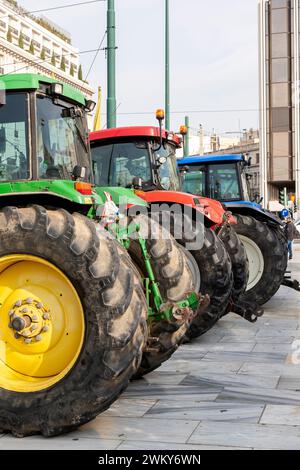 Trattori agricoli di stanza davanti al Parlamento greco durante la protesta degli agricoltori greci contro la crisi reale del settore agricolo. Foto Stock