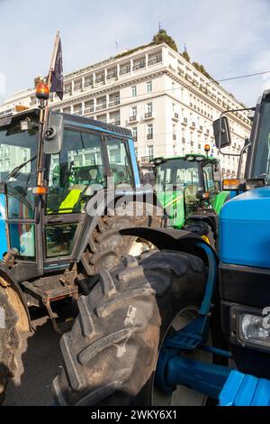 Trattori agricoli di stanza davanti al Parlamento greco durante la protesta degli agricoltori greci contro la crisi reale del settore agricolo. Foto Stock