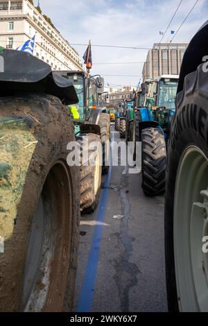 Trattori agricoli di stanza davanti al Parlamento greco durante la protesta degli agricoltori greci contro la crisi reale del settore agricolo. Foto Stock