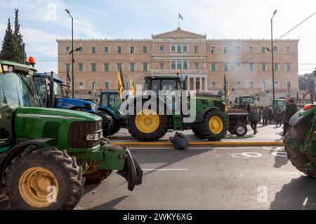 I trattori degli agricoltori greci bloccano la strada di fronte al Parlamento greco, protestando contro la vera crisi del settore agricolo in Europa Foto Stock