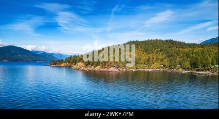 Costa rocciosa nel paesaggio naturale canadese. Sfondo aereo. Bowyer Island, British Columbia, Canada. Foto Stock