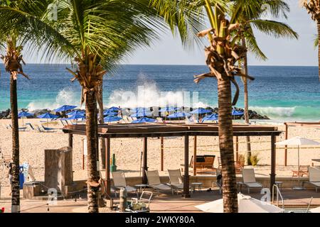 Vista della spiaggia privata degli hotel Hilton Resort a Needhams Point dal ristorante dell'hotel, Christ Church, Barbados Foto Stock