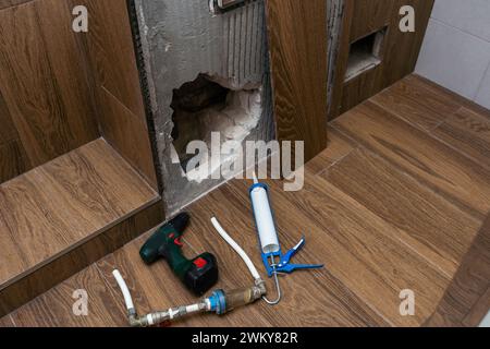 Foro nella parete interna e di tubi di riscaldamento Foto Stock