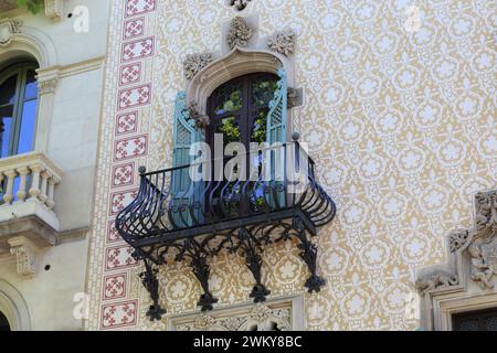 BARCELLONA, SPAGNA - 13 MAGGIO 2017: Frammento architettonico con balcone sulla facciata di una casa in stile Art Nouveau. Foto Stock