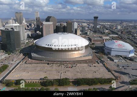 Una vista aerea generale del Caesars Superdome (a sinistra) e dell'arena Smoothie King Center, giovedì 22 febbraio 2024, a New Orleans. Foto Stock