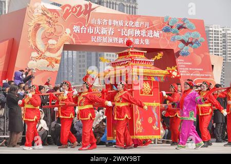 Yantai, Cina. 23 febbraio 2024. Artisti folk si esibiscono a Yangko in una mostra di arte popolare a Yantai, in Cina, il 23 febbraio 2024. (Foto di Costfoto/NurPhoto) credito: NurPhoto SRL/Alamy Live News Foto Stock