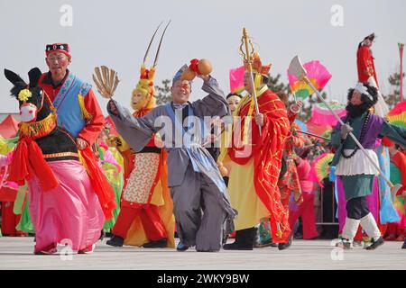 Yantai, Cina. 23 febbraio 2024. Artisti folk si esibiscono a Yangko in una mostra di arte popolare a Yantai, in Cina, il 23 febbraio 2024. (Foto di Costfoto/NurPhoto) credito: NurPhoto SRL/Alamy Live News Foto Stock