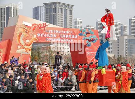 Yantai, Cina. 23 febbraio 2024. Artisti folk si esibiscono a Yangko in una mostra di arte popolare a Yantai, in Cina, il 23 febbraio 2024. (Foto di Costfoto/NurPhoto) credito: NurPhoto SRL/Alamy Live News Foto Stock