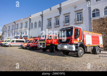 Faro Bombeiros Fire Trucks and Emergency Vehicles parcheggiati fuori dalla stazione dei vigili del fuoco di Faro Portogallo, 16 febbraio 2024 Vigili del fuoco portoghesi Foto Stock