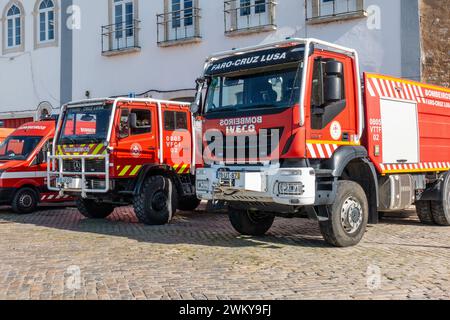 Faro Bombeiros Fire Trucks and Emergency Vehicles parcheggiati fuori dalla stazione dei vigili del fuoco di Faro Portogallo, 16 febbraio 2024 Vigili del fuoco portoghesi Foto Stock