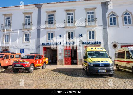 Faro Bombeiros Fire Trucks and Emergency Vehicles parcheggiati fuori dalla stazione dei vigili del fuoco di Faro Portogallo, 16 febbraio 2024 Vigili del fuoco portoghesi Foto Stock