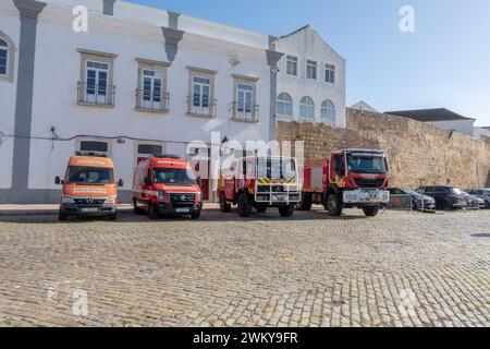 Faro Bombeiros Fire Trucks and Emergency Vehicles parcheggiati fuori dalla stazione dei vigili del fuoco di Faro Portogallo, 16 febbraio 2024 Vigili del fuoco portoghesi Foto Stock