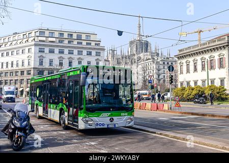 Milano, Italia - 21 febbraio 2024: Un autobus pubblico passa di fronte al Duomo nel centro di Milano Foto Stock