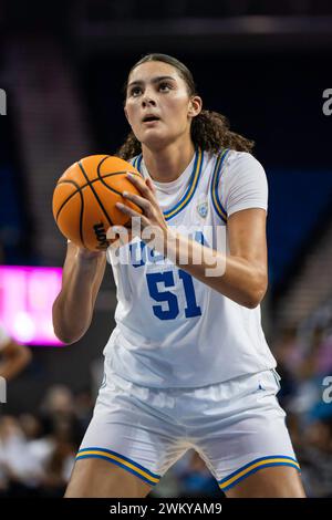 Lauren Betts (51), centro UCLA Bruins, spara un tiro libero durante una partita di basket femminile NCAA contro gli Utah Utes, giovedì 22 febbraio 2024, alle Foto Stock