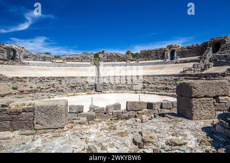 L'antico teatro romano di Baelo Claudia sorge graziosamente vicino alla spiaggia di Bolonia in Spagna. La struttura semicircolare, disposta con righe ordinate di Foto Stock