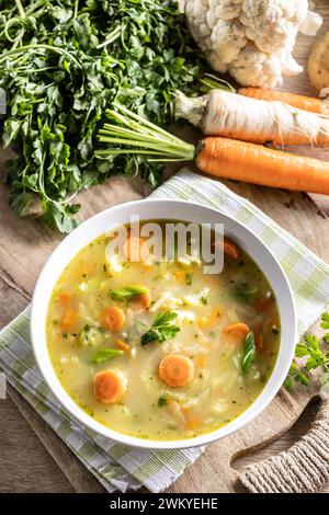 Zuppa di verdure primaverili con verdure a radice tritate e grattugiate, condite con lievito. Cibo vegetariano sano e vegetale. Foto Stock