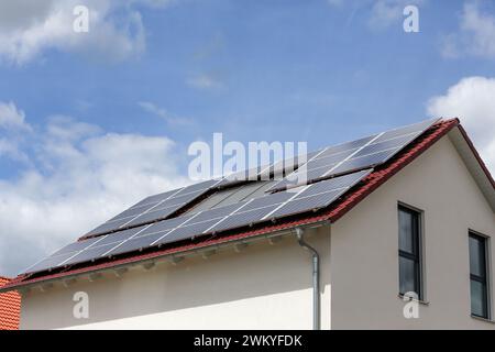 Casa unifamiliare con impianto fotovoltaico sul tetto a timpano Foto Stock