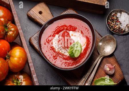 Rinfrescante zuppa di gazpacho di pomodoro freddo fatta in casa Foto Stock