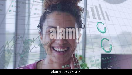 Immagine del trattamento dei dati su una donna d'affari birazziale in carica Foto Stock