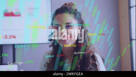 Immagine del trattamento dei dati su una donna d'affari birazziale in carica Foto Stock