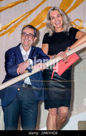 Stavros Kostantinidis und Saskia Greipl-Kostantinidis bei der Shibuya Crossing Party in Hotel Mandarin Oriental. München, 22.02.2024 *** Stavros Kostantinidis e Saskia Greipl Kostantinidis al Shibuya Crossing Party al Mandarin Oriental Hotel Monaco di Baviera, 22 02 2024 foto:Xn.xKolinzx/xFuturexImagex shibuya party 4298 Foto Stock