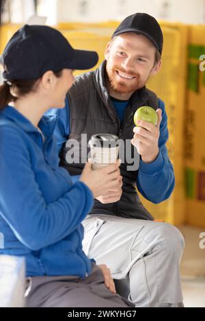 ritratto di costruttori che si prendono una pausa dall'edificio Foto Stock