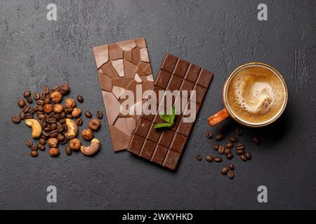 Pausa caffè: Barrette di cioccolato abbinate a una tazza di caffè. Disposizione piatta con spazio di copia Foto Stock