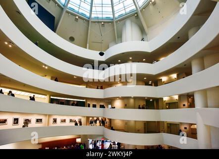 Interni del Museo Guggenheim Foto Stock