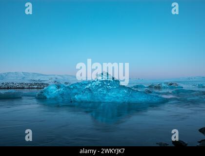 Lago glaciale Jokulsarlon in Islanda. Si trova all'estremità meridionale del ghiacciaio Vatnajokull tra il Parco Nazionale Skaftafell e la città di Hofn. Foto Stock