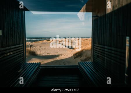 Una grande finestra, e dietro di essa le dune, il sole e il Mar Baltico Foto Stock