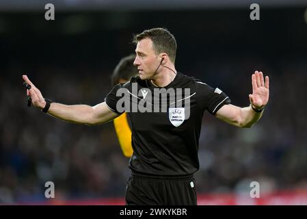 Napoli, Italia. 21 febbraio 2024. I gesti dell'arbitro Felix Zwayer durante la partita di andata e ritorno della UEFA Champions League 16 tra il Napoli e il Barcellona allo Stadio Diego Armando Maradona il 21 febbraio 2024 a Roma. Crediti: Giuseppe Maffia/Alamy Live News Foto Stock