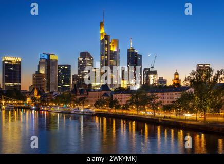 Skyline von Frankfurt am Main bei schönem Sonnenuntergang und mit dem Mond auf dem Bild, Deutschland Foto Stock