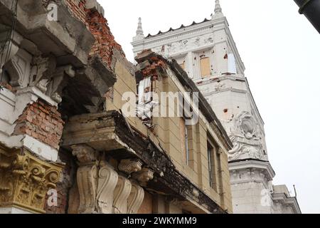 Non esclusivo: CHARKIV, UCRAINA - 21 FEBBRAIO 2024 - edifici residenziali danneggiati dai bombardamenti russi, Charkiv, Ucraina nord-orientale. Foto Stock
