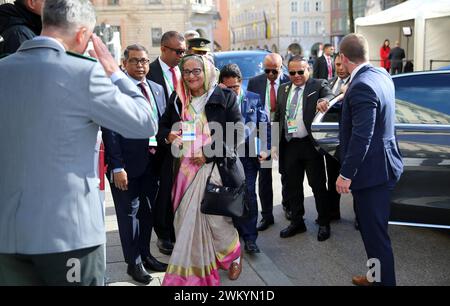 Die Premierministerin von Bangladesh, Sheikh Hasina Wajed, bei ihrer Ankunft zur Münchner Sicherheitskonferenz. SIE wird von Oberstleutnant Benedikt Franke begrüsst. Die Premierministerin von Bangladesh, Sheikh Hasina Wajed, bei ihrer Ankunft zur Münchner Sicherheitskonferenz. München Bayern Deutschland *** il primo ministro del Bangladesh, Sheikh Hasina Wajed, al suo arrivo alla Conferenza sulla sicurezza di Monaco, viene salutata dal tenente colonnello Benedikt Franke il primo ministro del Bangladesh, Sheikh Hasina Wajed, al suo arrivo alla Conferenza sulla sicurezza di Monaco Monaco Baviera Germania Foto Stock