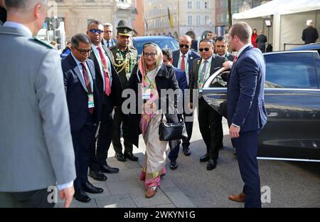 Die Premierministerin von Bangladesh, Sheikh Hasina Wajed, bei ihrer Ankunft zur Münchner Sicherheitskonferenz. Die Premierministerin von Bangladesh, Sheikh Hasina Wajed, bei ihrer Ankunft zur Münchner Sicherheitskonferenz. München Bayern Deutschland *** il primo ministro del Bangladesh, Sheikh Hasina Wajed, al suo arrivo alla Conferenza sulla sicurezza di Monaco, il primo ministro del Bangladesh, Sheikh Hasina Wajed, al suo arrivo alla Conferenza sulla sicurezza di Monaco Monaco di Baviera Baviera Germania Foto Stock