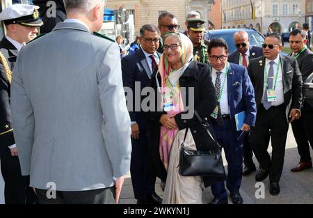 Die Premierministerin von Bangladesh, Sheikh Hasina Wajed, bei ihrer Ankunft zur Münchner Sicherheitskonferenz. SIE wird von Oberstleutnant Benedikt Franke begrüsst. Die Premierministerin von Bangladesh, Sheikh Hasina Wajed, bei ihrer Ankunft zur Münchner Sicherheitskonferenz. München Bayern Deutschland *** il primo ministro del Bangladesh, Sheikh Hasina Wajed, al suo arrivo alla Conferenza sulla sicurezza di Monaco, viene salutata dal tenente colonnello Benedikt Franke il primo ministro del Bangladesh, Sheikh Hasina Wajed, al suo arrivo alla Conferenza sulla sicurezza di Monaco Monaco Baviera Germania Foto Stock