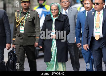 Die Premierministerin von Bangladesh, Sheikh Hasina Wajed, a Begleitung im Bereich des Hotel Bayerischer Hof a München während der Sicherheitskonferenz. Die Premierministerin von Bangladesh, Sheikh Hasina Wajed, a Begleitung im Bereich des Hotel Bayerischer Hof a München während der Sicherheitskonferenz. München Bayern Deutschland *** il primo Ministro del Bangladesh, Sheikh Hasina Wajed, ha accompagnato nella zona dell'Hotel Bayerischer Hof a Monaco di Baviera durante la Conferenza sulla sicurezza il primo Ministro del Bangladesh, Sheikh Hasina Wajed, accompagnato nella zona dell'Hotel Bayerischer Hof Foto Stock