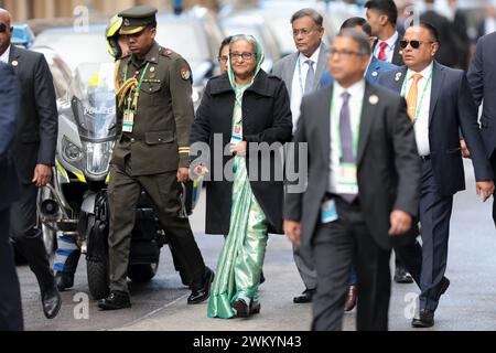 Die Premierministerin von Bangladesh, Sheikh Hasina Wajed, a Begleitung im Bereich des Hotel Bayerischer Hof a München während der Sicherheitskonferenz. Die Premierministerin von Bangladesh, Sheikh Hasina Wajed, a Begleitung im Bereich des Hotel Bayerischer Hof a München während der Sicherheitskonferenz. München Bayern Deutschland *** il primo Ministro del Bangladesh, Sheikh Hasina Wajed, ha accompagnato nella zona dell'Hotel Bayerischer Hof a Monaco di Baviera durante la Conferenza sulla sicurezza il primo Ministro del Bangladesh, Sheikh Hasina Wajed, accompagnato nella zona dell'Hotel Bayerischer Hof Foto Stock