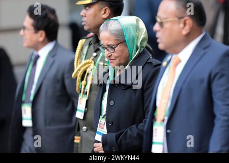 Die Premierministerin von Bangladesh, Sheikh Hasina Wajed, a Begleitung im Bereich des Hotel Bayerischer Hof a München während der Sicherheitskonferenz. Die Premierministerin von Bangladesh, Sheikh Hasina Wajed, a Begleitung im Bereich des Hotel Bayerischer Hof a München während der Sicherheitskonferenz. München Bayern Deutschland *** il primo Ministro del Bangladesh, Sheikh Hasina Wajed, ha accompagnato nella zona dell'Hotel Bayerischer Hof a Monaco di Baviera durante la Conferenza sulla sicurezza il primo Ministro del Bangladesh, Sheikh Hasina Wajed, accompagnato nella zona dell'Hotel Bayerischer Hof Foto Stock