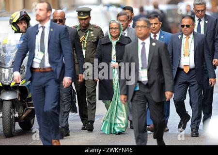 Die Premierministerin von Bangladesh, Sheikh Hasina Wajed, a Begleitung im Bereich des Hotel Bayerischer Hof a München während der Sicherheitskonferenz. Die Premierministerin von Bangladesh, Sheikh Hasina Wajed, a Begleitung im Bereich des Hotel Bayerischer Hof a München während der Sicherheitskonferenz. München Bayern Deutschland *** il primo Ministro del Bangladesh, Sheikh Hasina Wajed, ha accompagnato nella zona dell'Hotel Bayerischer Hof a Monaco di Baviera durante la Conferenza sulla sicurezza il primo Ministro del Bangladesh, Sheikh Hasina Wajed, accompagnato nella zona dell'Hotel Bayerischer Hof Foto Stock