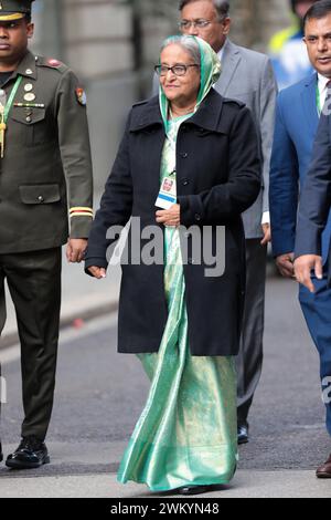 Die Premierministerin von Bangladesh, Sheikh Hasina Wajed, a Begleitung im Bereich des Hotel Bayerischer Hof a München während der Sicherheitskonferenz. Hochkant. Die Premierministerin von Bangladesh, Sheikh Hasina Wajed, a Begleitung im Bereich des Hotel Bayerischer Hof a München während der Sicherheitskonferenz. München Bayern Deutschland *** il primo Ministro del Bangladesh, Sheikh Hasina Wajed, ha accompagnato nella zona dell'Hotel Bayerischer Hof a Monaco di Baviera durante la Conferenza sulla sicurezza Ritratto il primo Ministro del Bangladesh, Sheikh Hasina Wajed, accompagnato nella zona del caldo Foto Stock