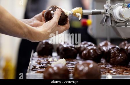 DEN BOSCH - Bossche Bollen sono riempiti nel panificio di Banketbakkerij Jan de Groot dove vengono prodotti i Bossche Bollen. De Bossche Bol è in circolazione da cento anni. ANP IRIS VAN DEN BROEK netherlands Out - belgio Out Foto Stock