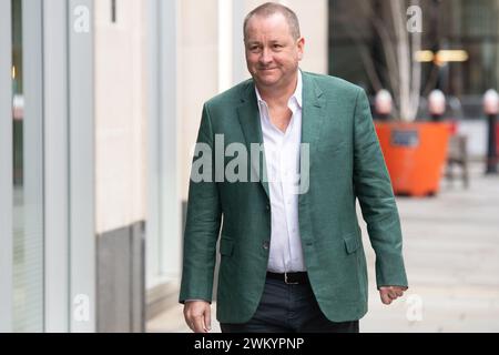 Londra, Regno Unito. 23 febbraio 2024. Mike Ashley - membro del Consiglio di amministrazione del Frasers Group (ed ex CEO) arriva al Rolls Building, dove la sua azienda Frasers Group sta intraprendendo un'azione legale contro la banca di investimenti Morgan Stanley per i tentativi della banca di costringere Frasers Group ad abbandonare le scommesse sul prezzo delle azioni di Hugo Boss nel 2021. . Credito: Justin ng/Alamy Live News. Foto Stock