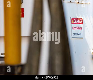Segnali di pericolo sulla piattaforma di trivellazione petrolifera Foto Stock