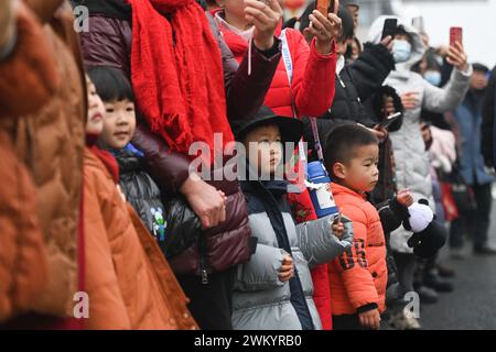 Huzhou, la provincia cinese dello Zhejiang. 23 febbraio 2024. La gente guarda un evento che celebra il prossimo Festival delle Lanterne cinesi nella città di Hefu di Huzhou, nella provincia di Zhejiang, nella Cina orientale, il 23 febbraio 2024. Crediti: Huang Zongzhi/Xinhua/Alamy Live News Foto Stock