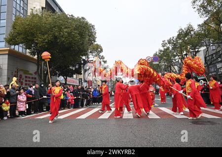 Huzhou, la provincia cinese dello Zhejiang. 23 febbraio 2024. La gente esegue la danza del drago durante un evento che celebra il prossimo Festival delle Lanterne cinesi nella città di Hefu di Huzhou City, nella provincia di Zhejiang, nella Cina orientale, il 23 febbraio 2024. Crediti: Huang Zongzhi/Xinhua/Alamy Live News Foto Stock