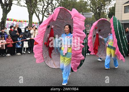 Huzhou, la provincia cinese dello Zhejiang. 23 febbraio 2024. Le persone si esibiscono danzando durante un evento che celebra il prossimo Festival delle Lanterne cinesi nella città di Hefu nella città di Huzhou, nella provincia di Zhejiang, nella Cina orientale, il 23 febbraio 2024. Crediti: Huang Zongzhi/Xinhua/Alamy Live News Foto Stock