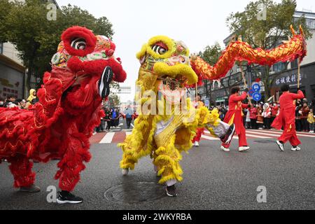 Huzhou, la provincia cinese dello Zhejiang. 23 febbraio 2024. Le persone si esibiscono nella danza di leoni e draghi durante un evento che celebra il prossimo Festival delle Lanterne cinesi nella città di Hefu, nella città di Huzhou, nella provincia di Zhejiang, nella Cina orientale, il 23 febbraio 2024. Crediti: Huang Zongzhi/Xinhua/Alamy Live News Foto Stock