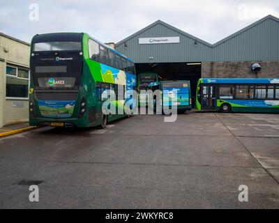 Autobus blu e verdi a un piano e due piani Stagecoach parcheggiati nel deposito degli autobus di Kendal. Foto Stock